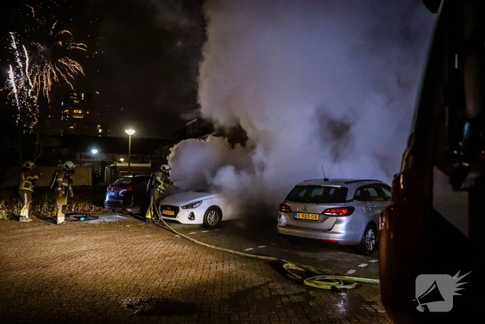 Auto volledig in brand gestoken