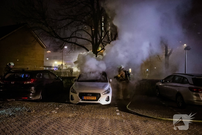 Auto volledig in brand gestoken