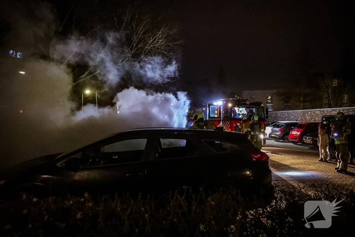 Auto volledig in brand gestoken