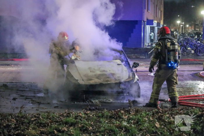 Brand in auto vermoedelijk door vuurwerk