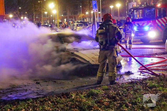 Brand in auto vermoedelijk door vuurwerk
