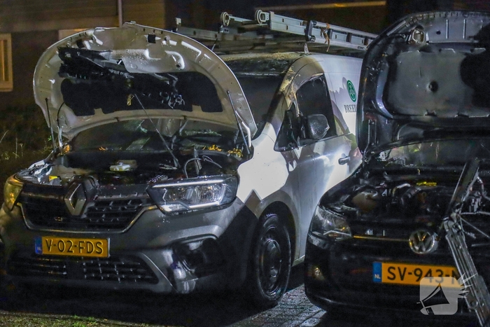 Brand tast twee geparkeerde auto's aan