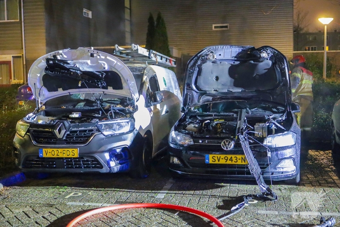 Brand tast twee geparkeerde auto's aan