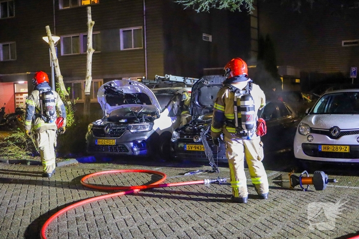 Brand tast twee geparkeerde auto's aan