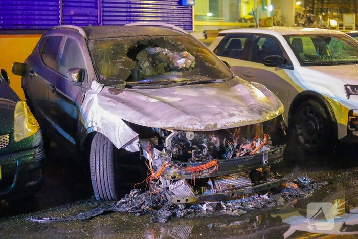 Geparkeerde auto verwoest door brand