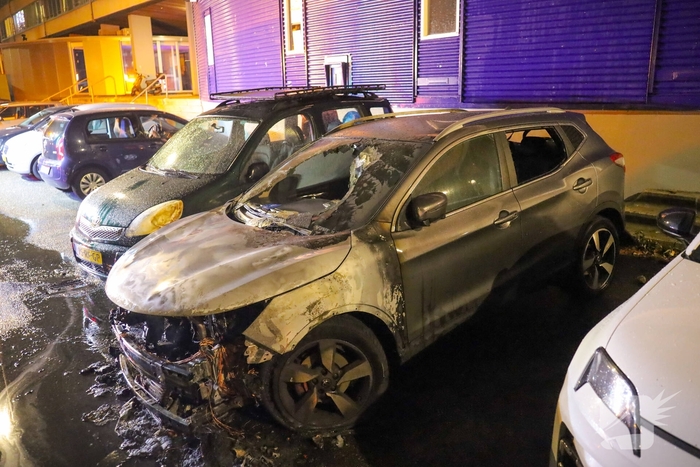 Geparkeerde auto verwoest door brand