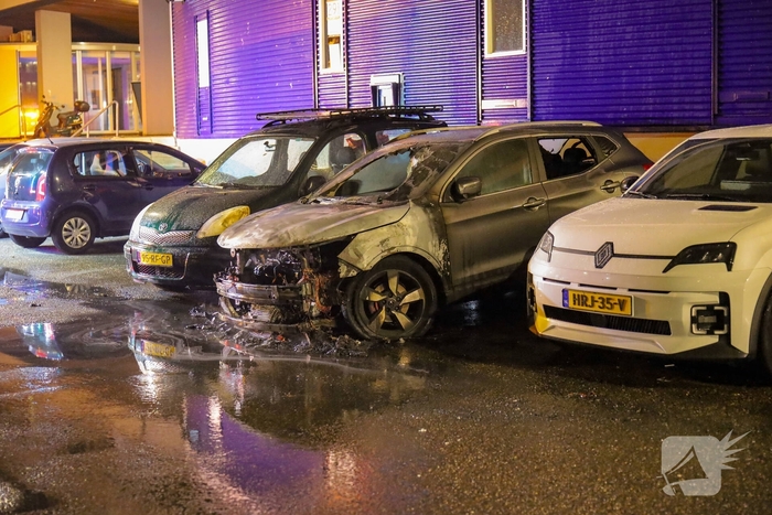 Geparkeerde auto verwoest door brand
