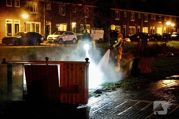 Huisraad langs de weg in brand