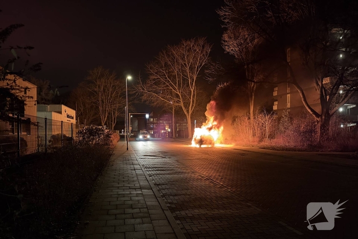Geparkeerde personenauto in lichterlaaie