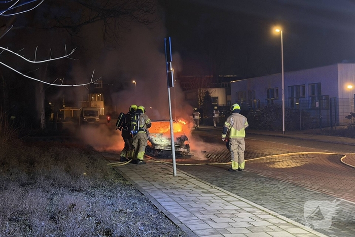 Geparkeerde personenauto in lichterlaaie