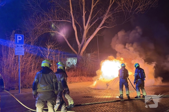 Geparkeerde personenauto in lichterlaaie