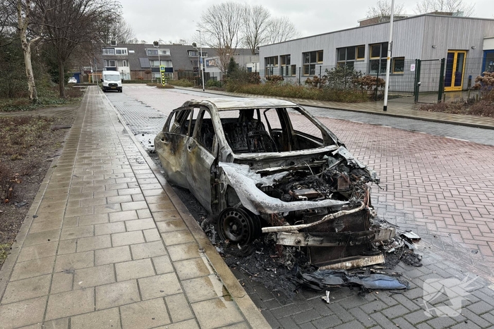 Geparkeerde personenauto in lichterlaaie