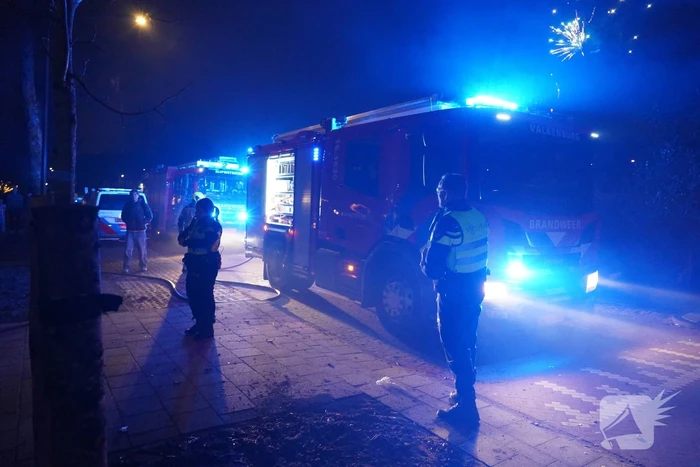 Vuilcontainer onder aanbouw in brand