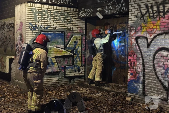 Brandweer zaagt kraakpand open wegens brand