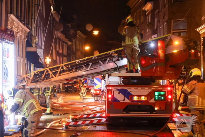Brandweer schaalt groots op bij dakbrand
