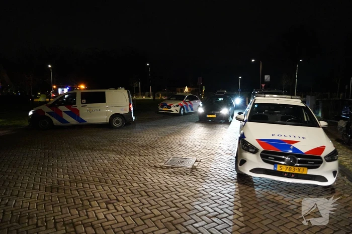 Hulpdiensten bekogeld met vuurwerk