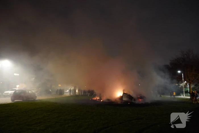 Hulpdiensten bekogeld met vuurwerk