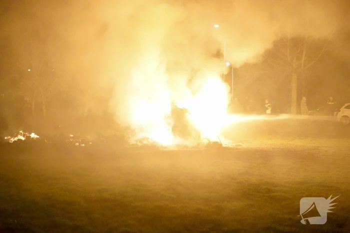 Hulpdiensten bekogeld met vuurwerk