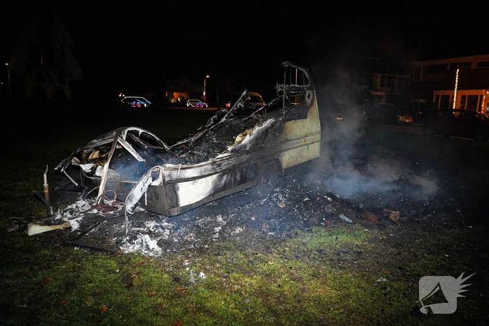 Hulpdiensten bekogeld met vuurwerk
