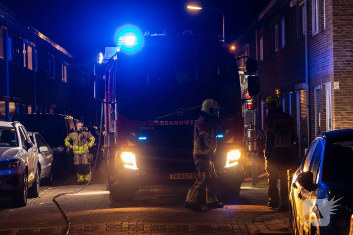 Vuurwerk belandt onder auto en verwoest twee auto's