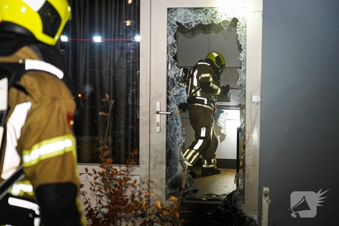 Ruit van deur geforceerd wegens brandmelding