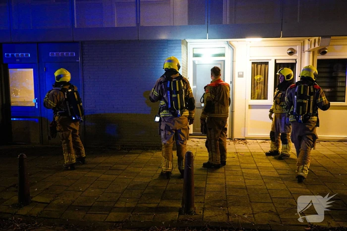 Ruit van deur geforceerd wegens brandmelding