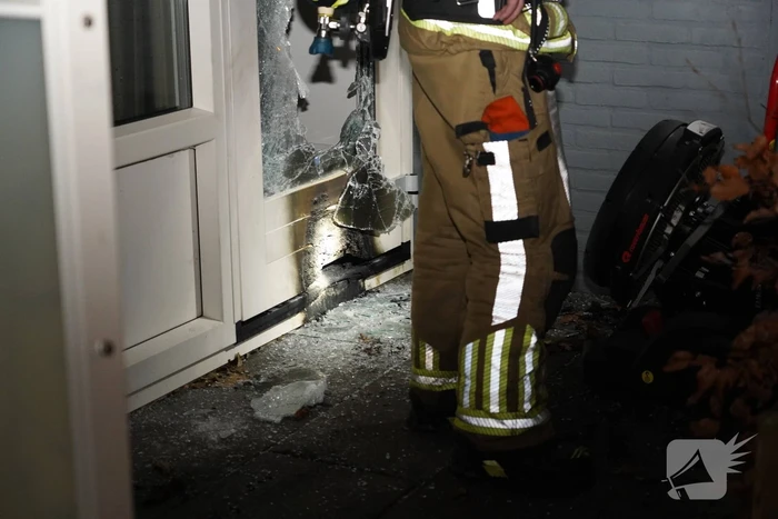 Ruit van deur geforceerd wegens brandmelding