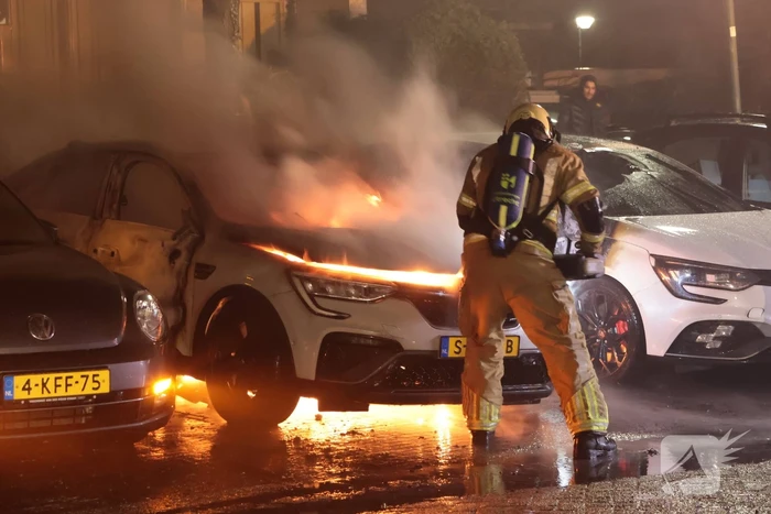 Brand in auto verwoest meerdere voertuigen