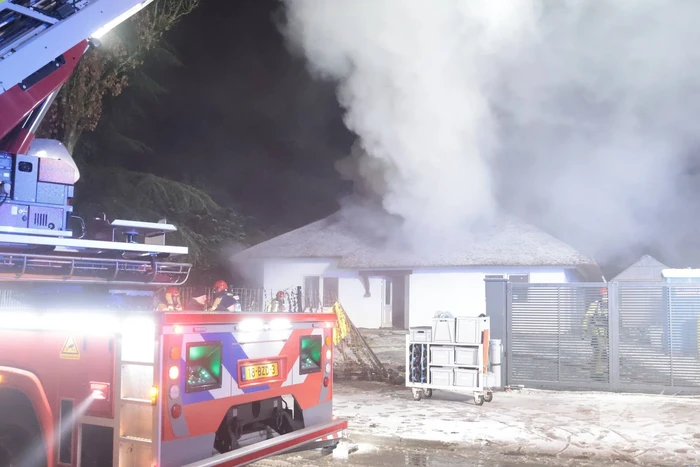 Uitslaande brand in rietgedekte woning