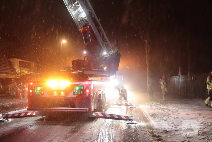 Uitslaande brand in rietgedekte woning