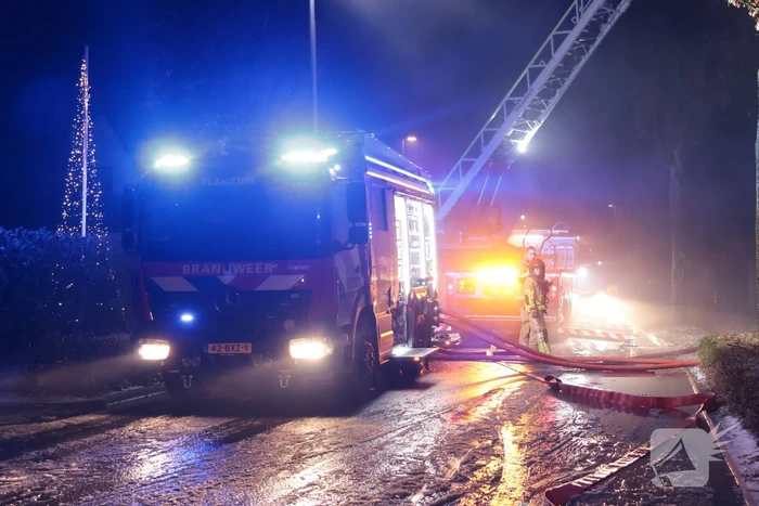 Uitslaande brand in rietgedekte woning