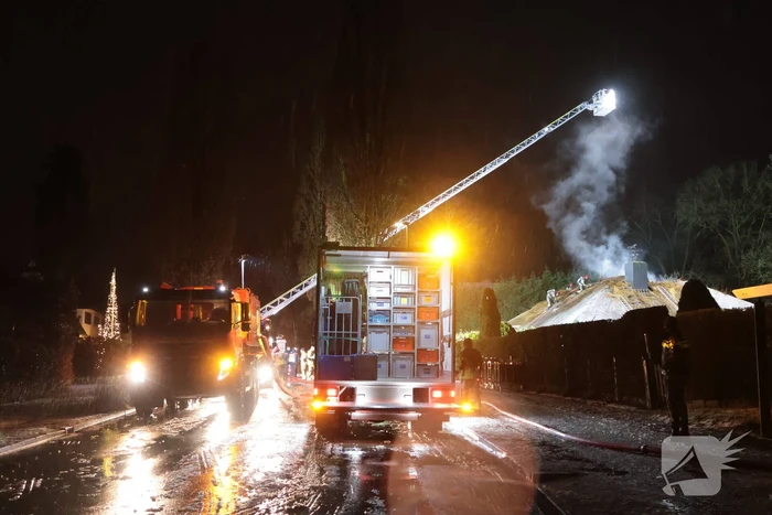 Uitslaande brand in rietgedekte woning