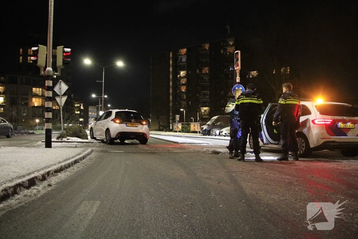 Auto botst tegen verkeerslicht na uitglijden