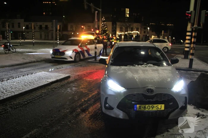 Auto botst tegen verkeerslicht na uitglijden