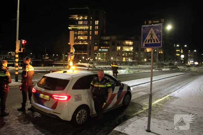 Auto botst tegen verkeerslicht na uitglijden