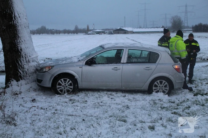 Auto klapt tegen boom door gladheid