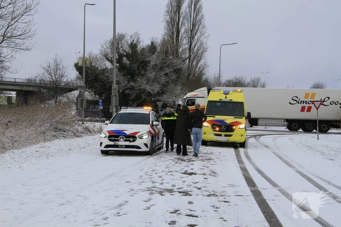 Vrachtwagen botst op auto met kinderen