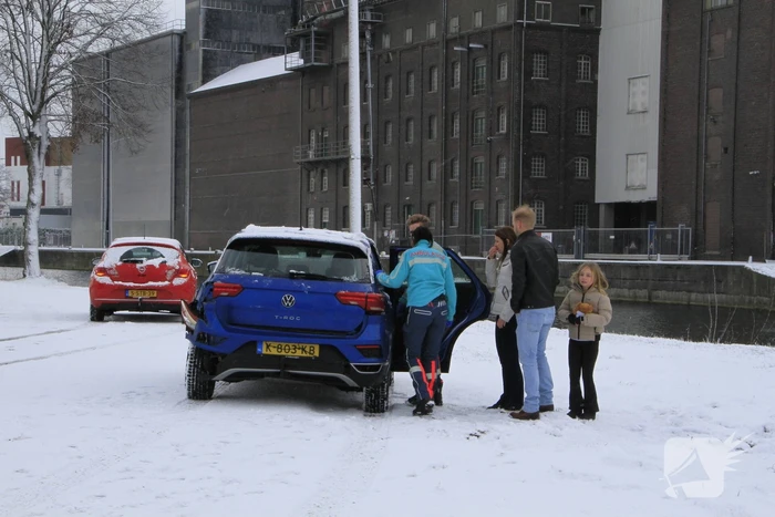 Vrachtwagen botst op auto met kinderen