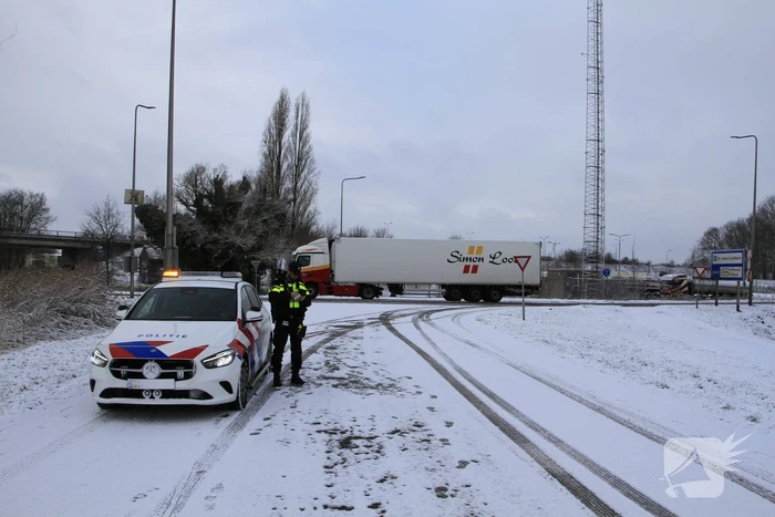 Vrachtwagen botst op auto met kinderen
