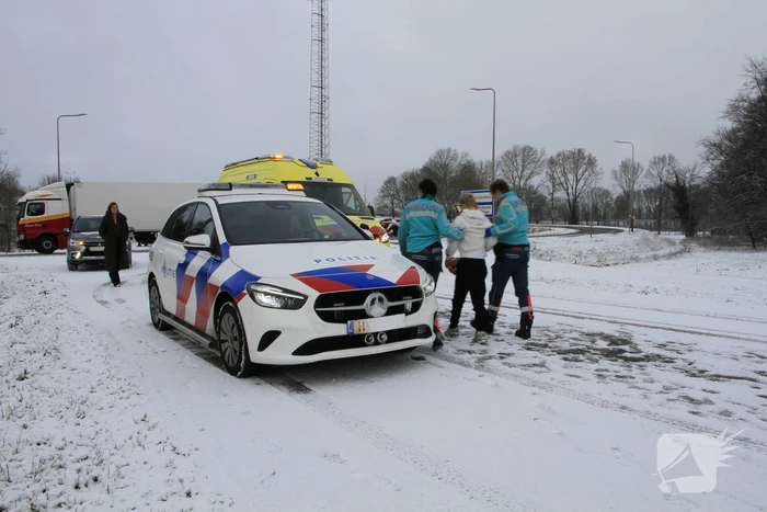 Vrachtwagen botst op auto met kinderen