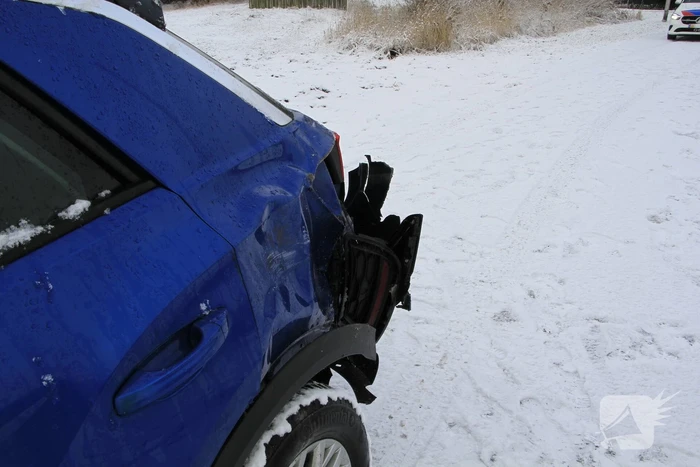 Vrachtwagen botst op auto met kinderen