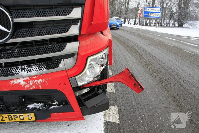 Vrachtwagen botst op auto met kinderen