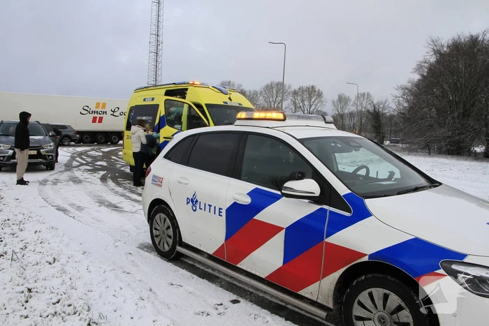 Vrachtwagen botst op auto met kinderen