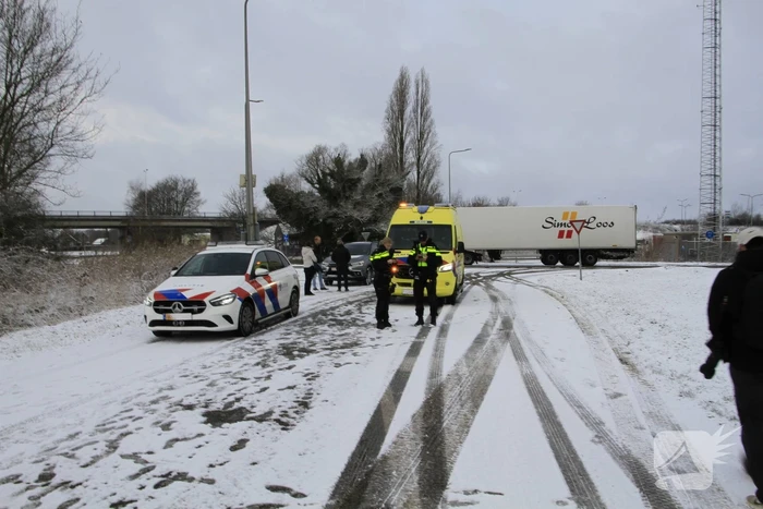 Vrachtwagen botst op auto met kinderen