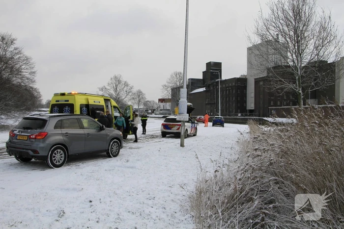 Vrachtwagen botst op auto met kinderen