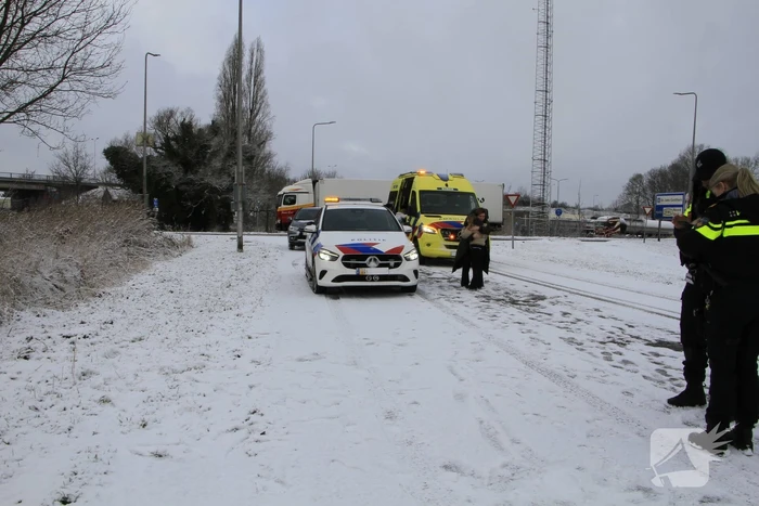 Vrachtwagen botst op auto met kinderen
