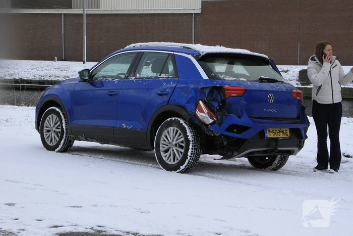 Vrachtwagen botst op auto met kinderen