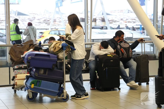 Drukte op Schiphol door vertragende vluchten door winterseweer