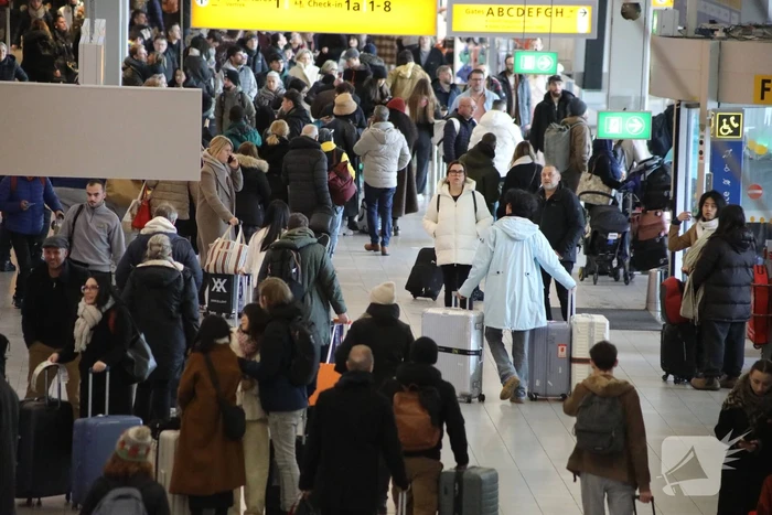 Drukte op Schiphol door vertragende vluchten door winterseweer