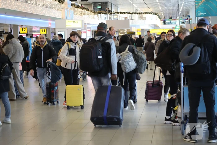 Drukte op Schiphol door vertragende vluchten door winterseweer